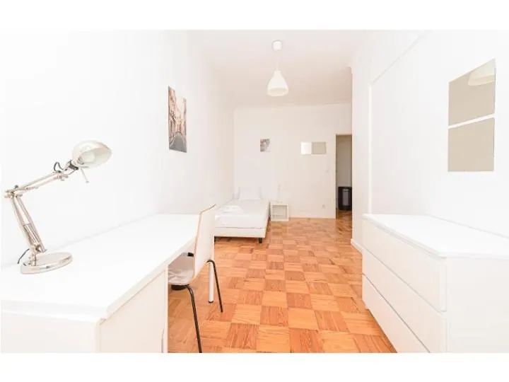 Houze_Central Lisbon 4 Room Flat